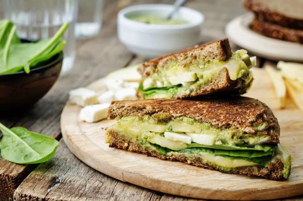 
        Шпинат и сельдерей. 3 рецепта вкусных бутербродов, которые не вредят фигуре    