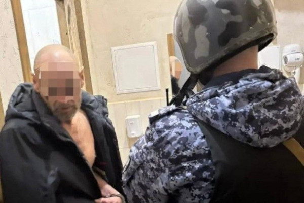 Видео: Полуголый мужчина буянил в отеле в Петербурге. В его номере нашлись порошки