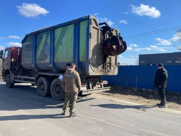 У полигона &laquo;Новый Свет&raquo; Эконадзор Ленобласти проверял грузовики с отходами, наказана треть шоферов