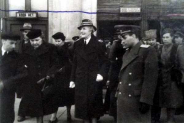 Она ему ручку, Сталин ей бриллианты. На что не влияет даже первая леди Она ему ручку, Сталин ей бриллианты. На что не влияет даже первая леди
