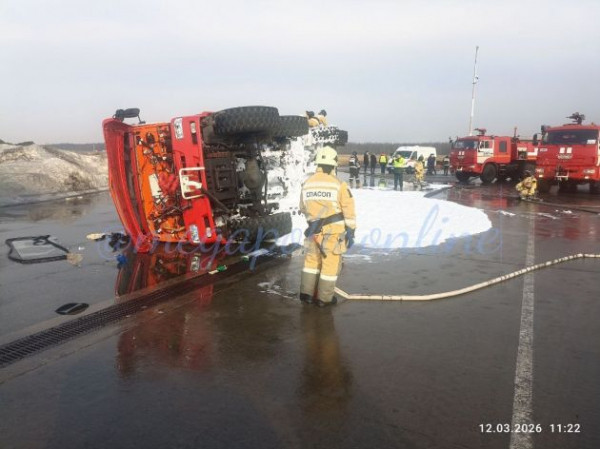 В Пулково опрокинулась пожарная машина во время учений. Момент попал на видео