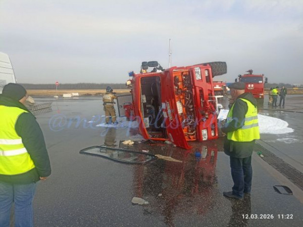 В Пулково опрокинулась пожарная машина во время учений. Момент попал на видео