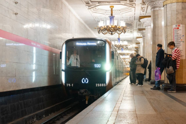 Трехлетняя девочка травмировала руку на эскалаторе метро Петербурга