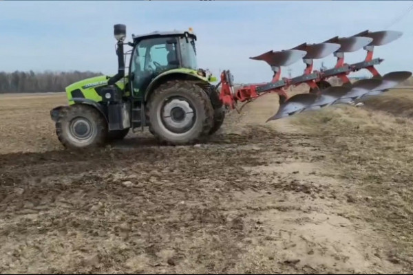 Пока вы не едете на дачу, в Ленобласти начали пахать поля