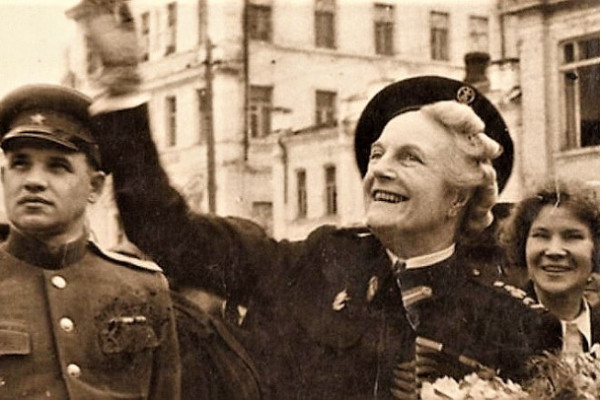 Она ему ручку, Сталин ей бриллианты. На что не влияет даже первая леди Она ему ручку, Сталин ей бриллианты. На что не влияет даже первая леди