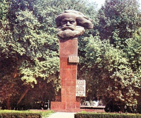 Он же памятник-трансформер, кто ж его пересадит. Как в Финляндии можно выручить мир во всем мире