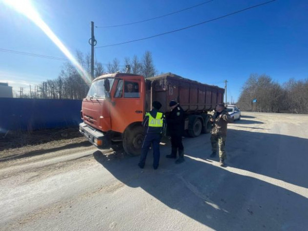 У полигона &laquo;Новый Свет&raquo; Эконадзор Ленобласти проверял грузовики с отходами, наказана треть шоферов