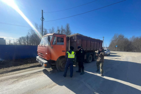 У полигона &laquo;Новый Свет&raquo; Эконадзор Ленобласти проверял грузовики с отходами, наказана треть шоферов