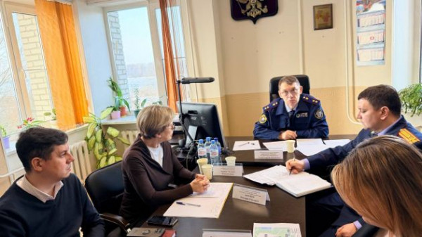 Десант во главе с генерал-лейтенантом СК прибыл на дурной запах в Киришах, есть задержанный Десант во главе с генерал-лейтенантом СК прибыл на дурной запах в Киришах, есть задержанный