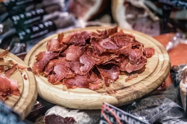 
        Бастурма и ее родственники. Как вяленое мясо стало гастрономическим трендом    
