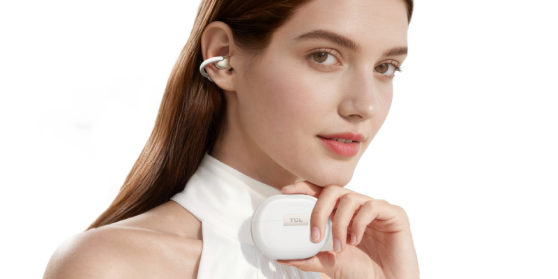 TCL выпустила открытые TWS-наушники CrystalClip со съёмной розой из стразов Swarovski
