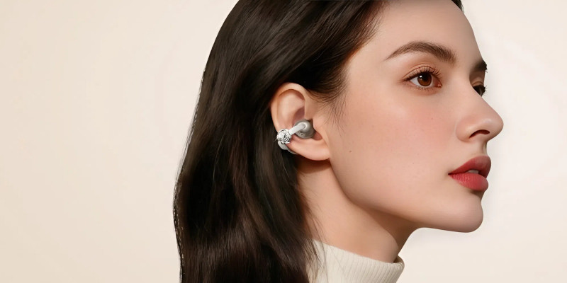 TCL выпустила открытые TWS-наушники CrystalClip со съёмной розой из стразов Swarovski