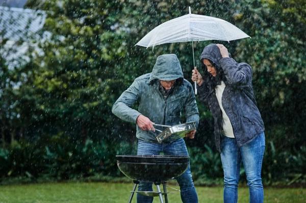 Берите жирное мясо. Снег, дождь, ветер: как готовить шашлык в плохую погоду
Берите жирное мясо. Снег, дождь, ветер: как готовить шашлык в плохую погоду