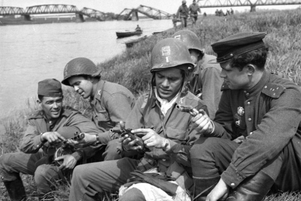 О времена, о Эльба. Как американские и советские солдаты менялись оружием побежденных