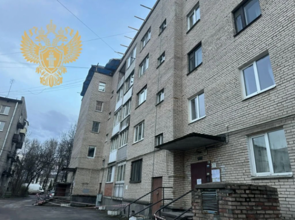 Фото: В поселке имени Свердлова ветром унесло временную крышу с дома