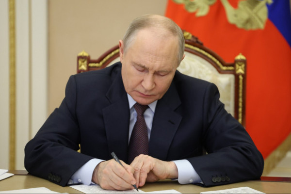 Президент РФ подписал закон о контроле за расходами чиновников и их семей Президент РФ подписал закон о контроле за расходами чиновников и их семей