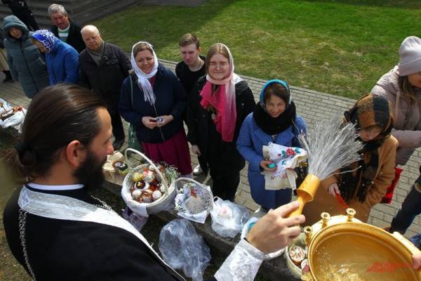 
        Готовимся к Пасхе. Печем куличи в микроволновке, с мятой и чаем матча    