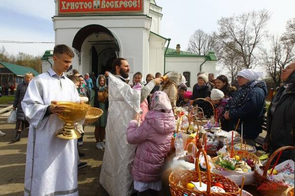 
        Готовимся к Пасхе. Печем куличи в микроволновке, с мятой и чаем матча    