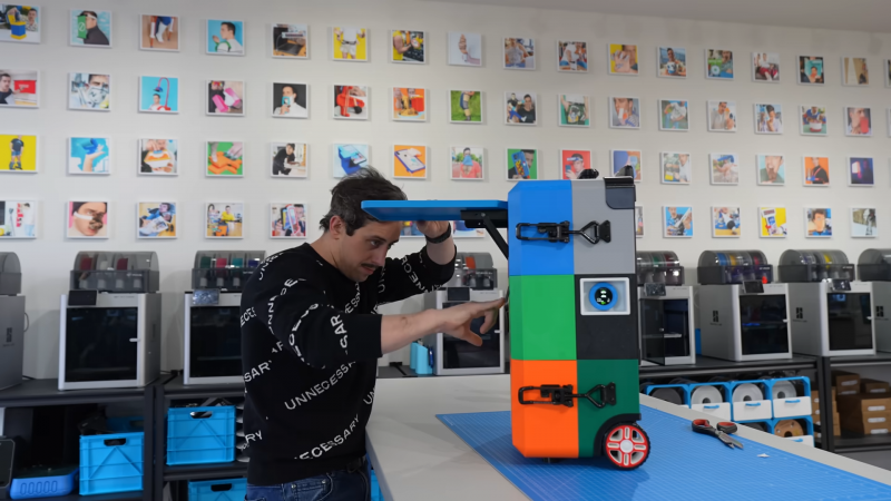 Известный изобретатель странных вещей представил чемодан в стиле Lego &mdash; со столиком и подстаканником
