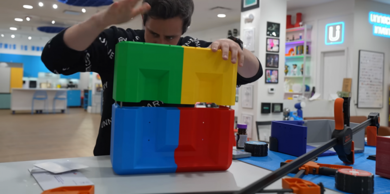 Известный изобретатель странных вещей представил чемодан в стиле Lego &mdash; со столиком и подстаканником