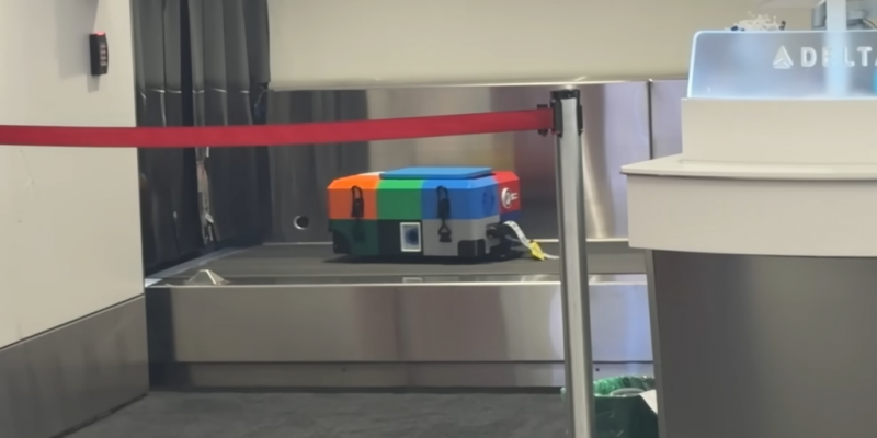 Известный изобретатель странных вещей представил чемодан в стиле Lego &mdash; со столиком и подстаканником