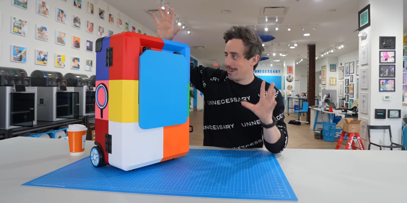 Известный изобретатель странных вещей представил чемодан в стиле Lego &mdash; со столиком и подстаканником