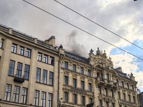 Невский перекрыли из-за пожара на 600 &laquo;квадратах&raquo; в доме Руль &mdash; фото с места происшествия