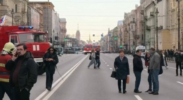 Невский перекрыли из-за пожара на 600 &laquo;квадратах&raquo; в доме Руль &mdash; фото с места происшествия