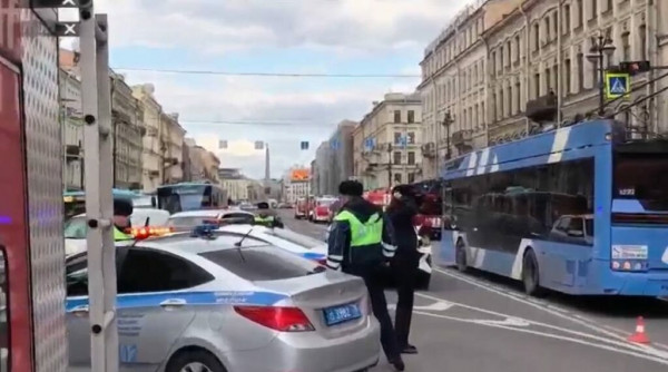 Невский перекрыли из-за пожара на 600 &laquo;квадратах&raquo; в доме Руль &mdash; фото с места происшествия