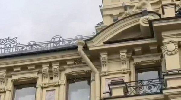 Невский перекрыли из-за пожара на 600 &laquo;квадратах&raquo; в доме Руль &mdash; фото с места происшествия