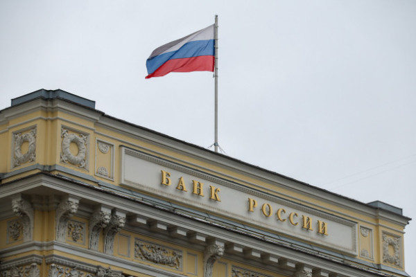 ЦБ рекомендует банкам усилить контроль за операциями с наличными: что может стать подозрительным