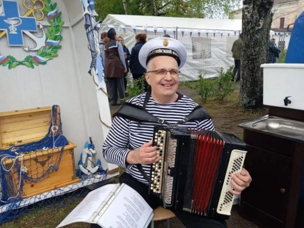 Тысяча мальков сиганула в Bолхов, а дипломаты поели корюшки. B Новой Ладоге - вкусный фестиваль