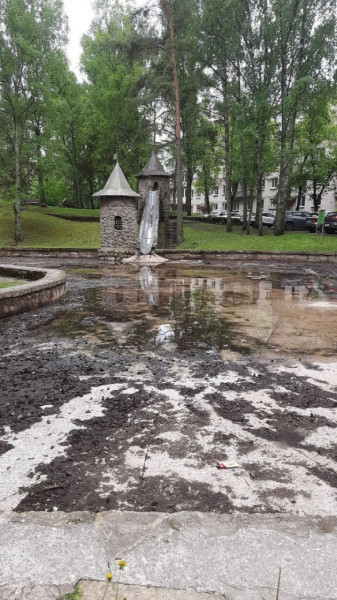 Бассейн во дворе жилой многоэтажки. Такой был один на Союз, теперь &ndash; в асфальт