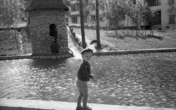 Бассейн во дворе жилой многоэтажки. Такой был один на Союз, теперь &ndash; в асфальт