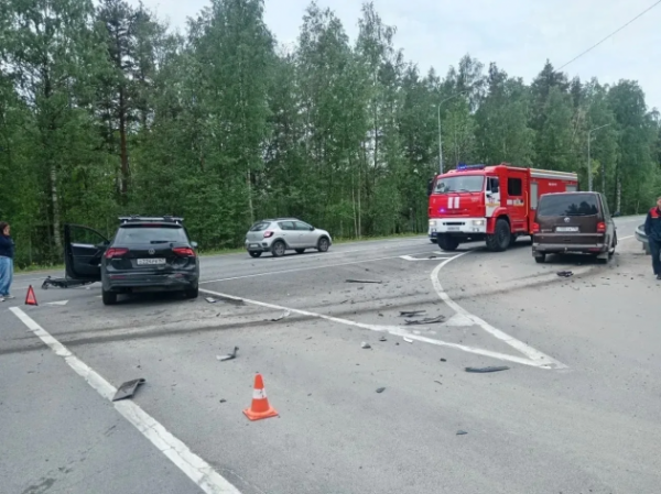 На &laquo;Южном полукольце&raquo; под Кировском разбились два Volkswagen и Hyundai
