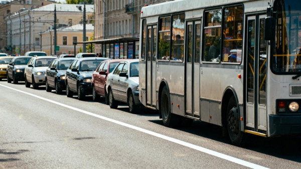 Водителей предупредили о крупном штрафе за объезд автобуса через сплошную