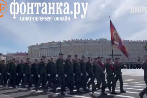 "Приблизили Россию к логическому завершению CBО". По Дворцовой площади прошагал парадный расчет группировки войск "Север"