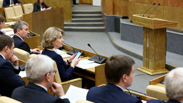 Володин предложил депутатам сдавать телефоны после инцидента с Драпеко