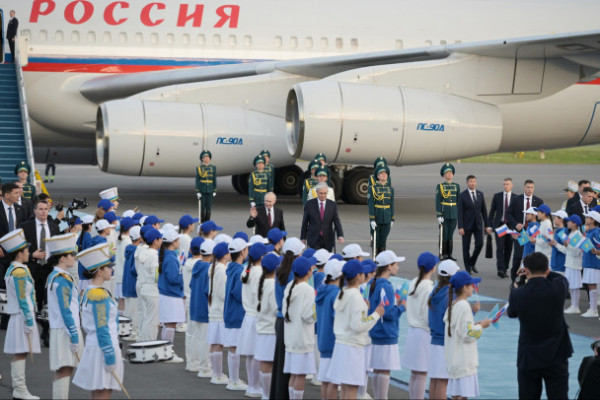 Владимир Путин прилетел в Астану