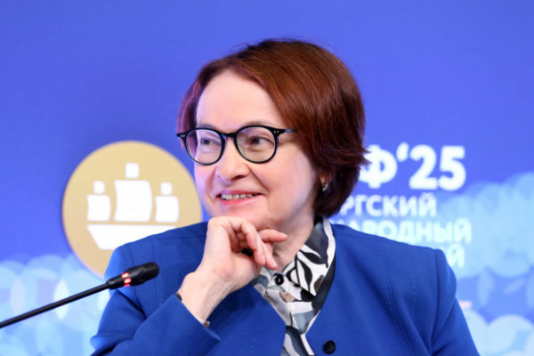 Набиуллина: Пока не все банки можно включить в "белые списки", но это надо сделать