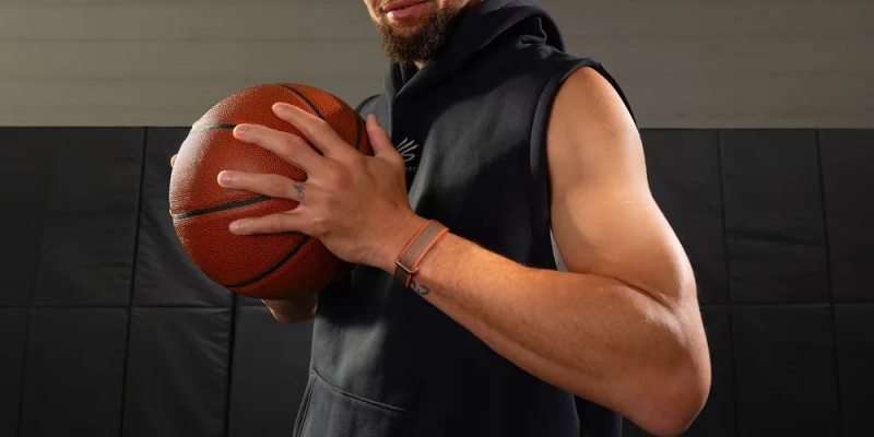 Google показала Fitbit Air &mdash; аналог фитнес-браслета Whoop без обязательной подписки