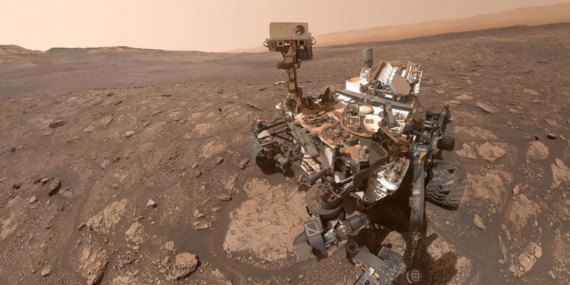 Марсоход Curiosity шесть дней боролся с &laquo;приставшим&raquo; к нему камнем и победил