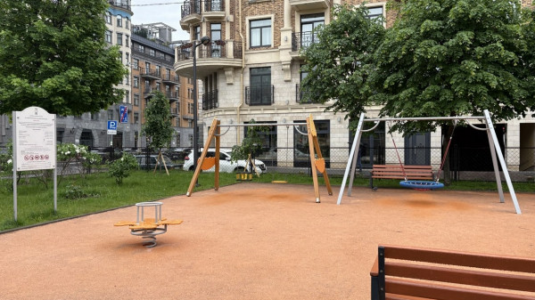 На детской площадке петербуржец направлял дуло винтовки на подростков