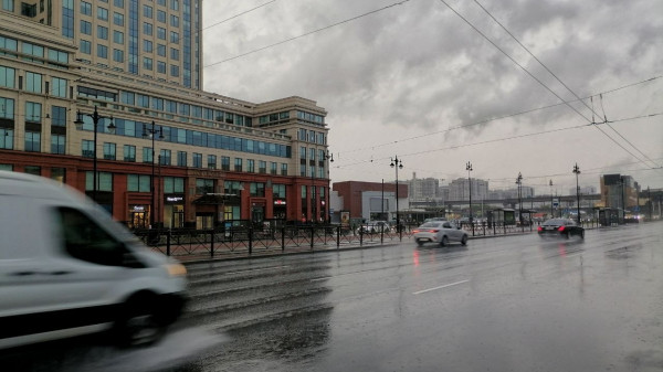 Непогода не отпускает Петербург: о чем предупредили горожан