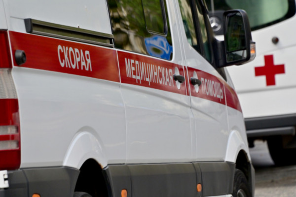 Два "Мерседеса" разбились под Вырицей, пострадали женщина и ребенок