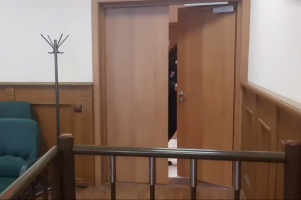 Суд в Петербурге отправил под арест парней, обвиняемых в участии в экстремистском сообществе. Они били фаллоимитатором&nbsp;за взгляды