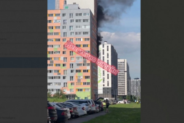Черный дым и пламя. Квартира на восьмом этаже многоэтажки вспыхнула в Мурино