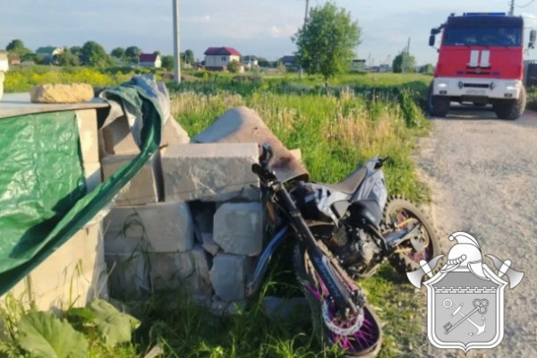 Во Всеволожске горел автомобиль, а в Русско-Высоцком байкер устроил ДТП