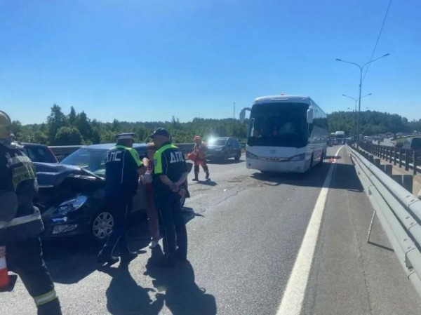 Автобус с 40 детьми попал в аварию на Новоприозерском шоссе. Он ехал в лагерь