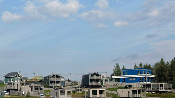 СК проверяет застройщика &laquo;Колтуши Парк&raquo; в Ленобласти: жители ждут коттеджи с 2024 года